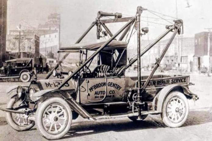 1915 Holmes Wrecker